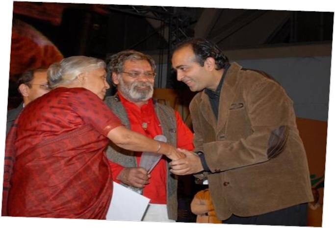 Dr Vikas Kohli receiving the Award of Appreciation from Smt. Sheila Dikshit, Chief Minister of Delhi